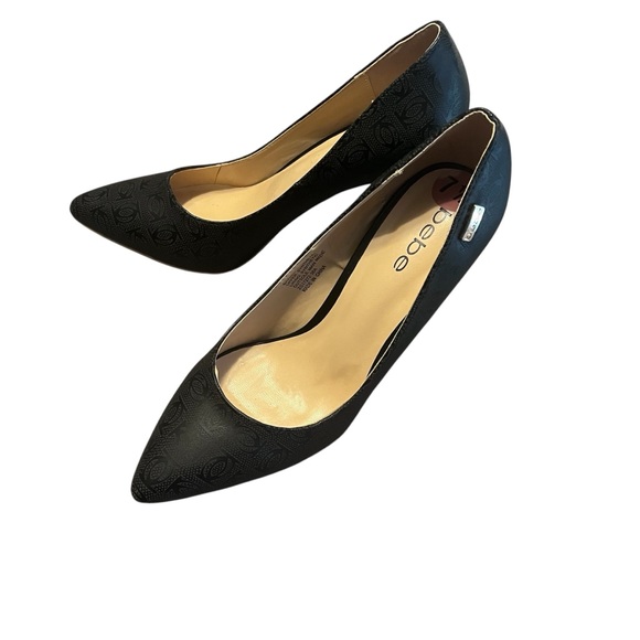 Women's Bebe Saydee Black Embossed Size 7.5 High Heels Pump Shoes - Picture 4 of 7